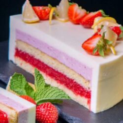 [Pastry School] Муссово-бисквитный торт «Клубничный лимонад» (Елена Крохмаль)